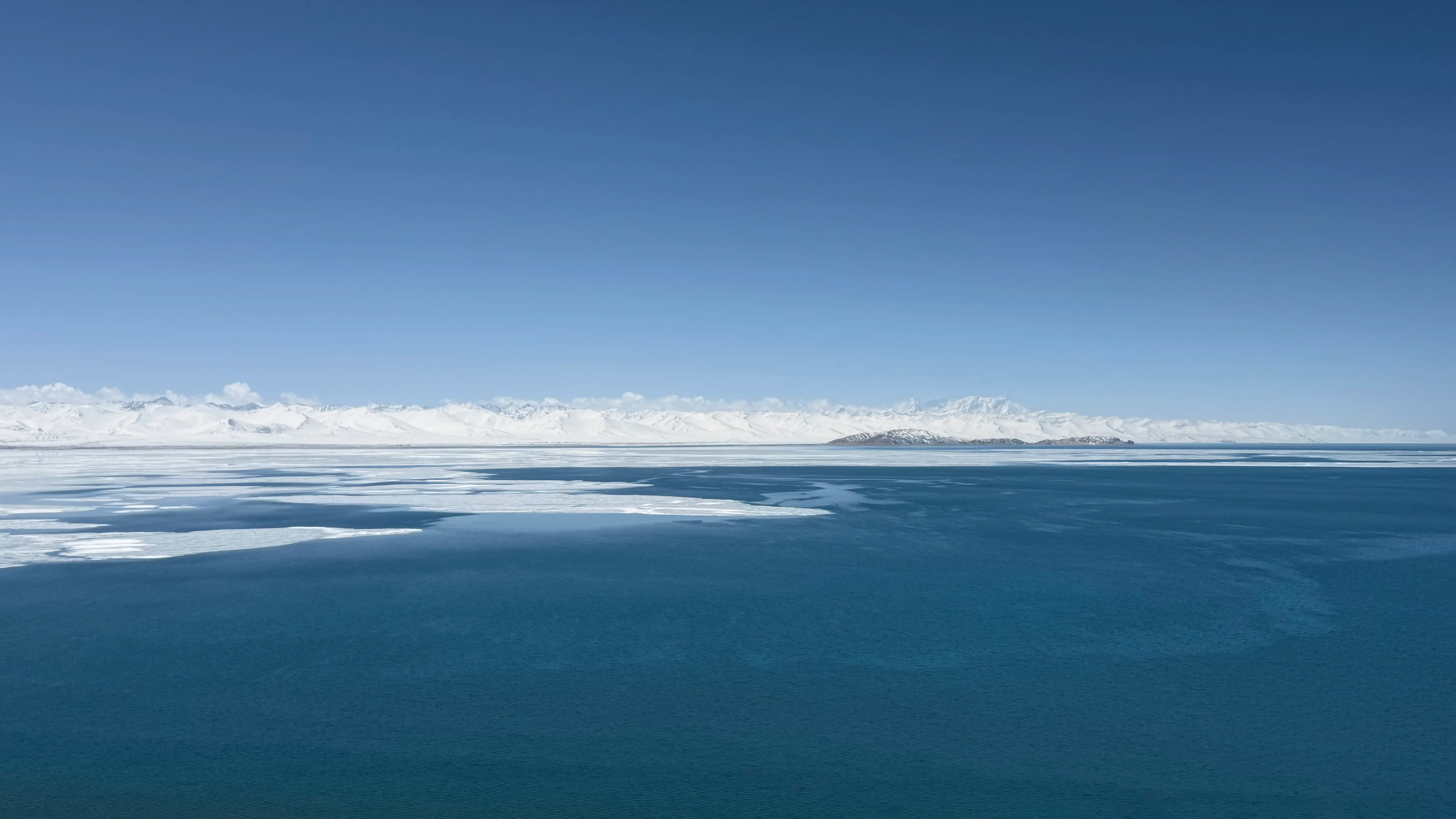 Nyenchen Tanglha mountain range